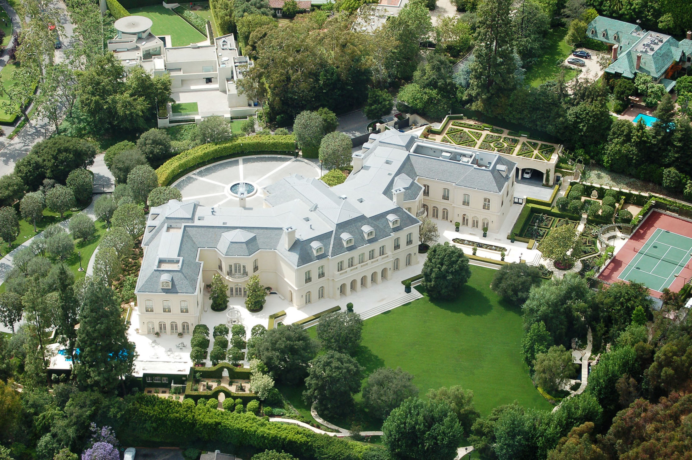 http://www.idesignarch.com/wp-content/uploads/French-Chateau-Style-Mansion_1.jpg