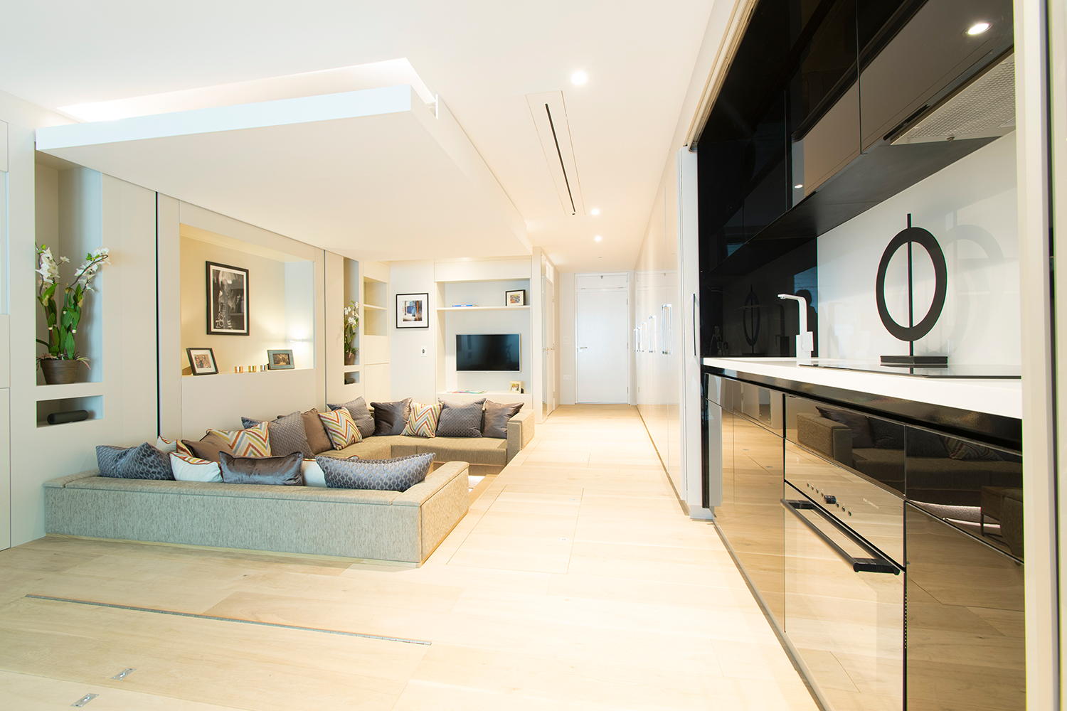 Modular studio apartment with elevator bed and disappearing dining ... Loft 40 mq