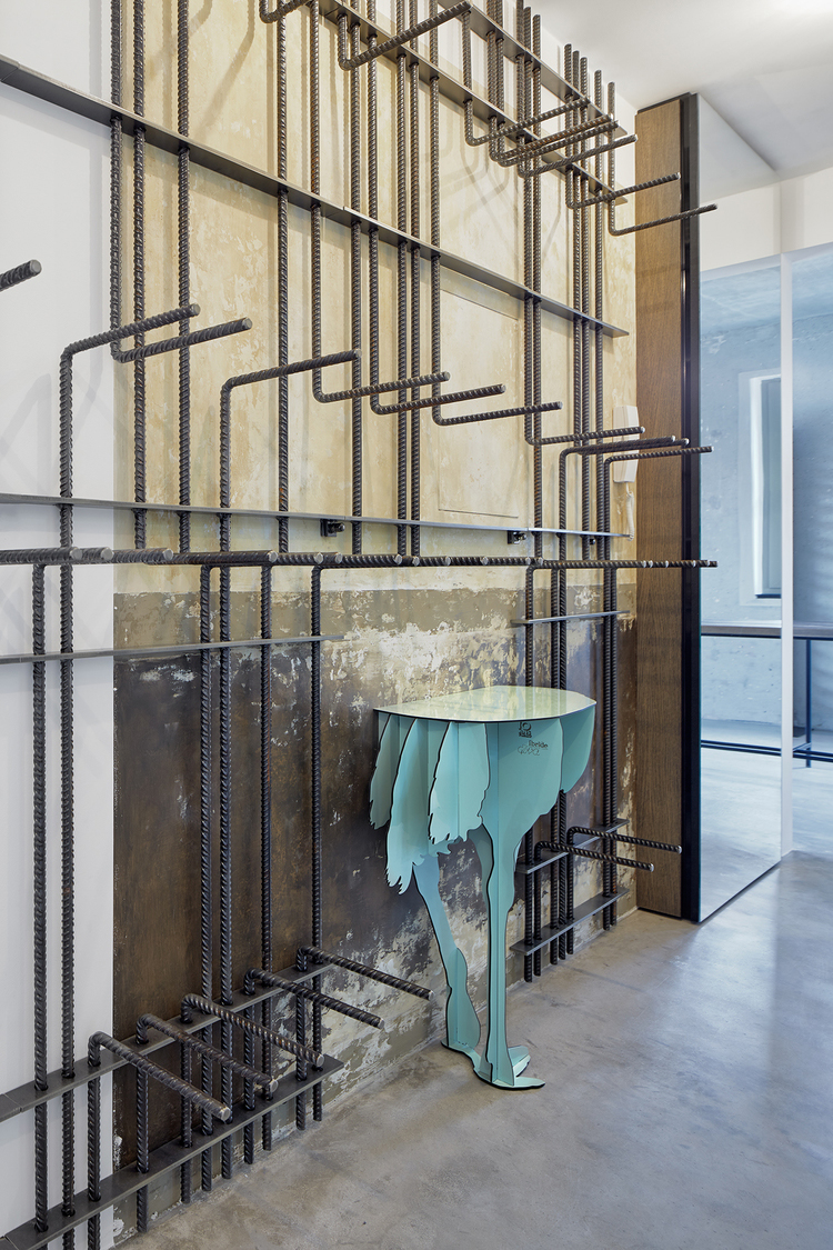 Sophisticated small industrial loft with unique design ...