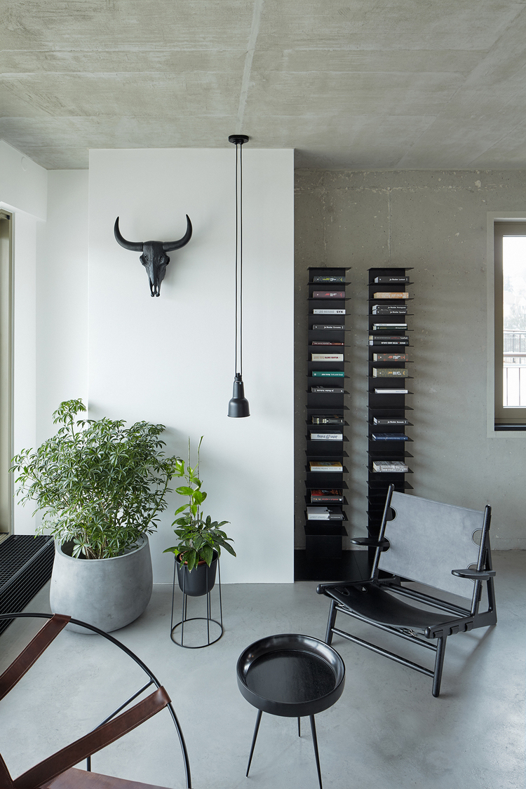 Sophisticated small industrial loft with unique design ...