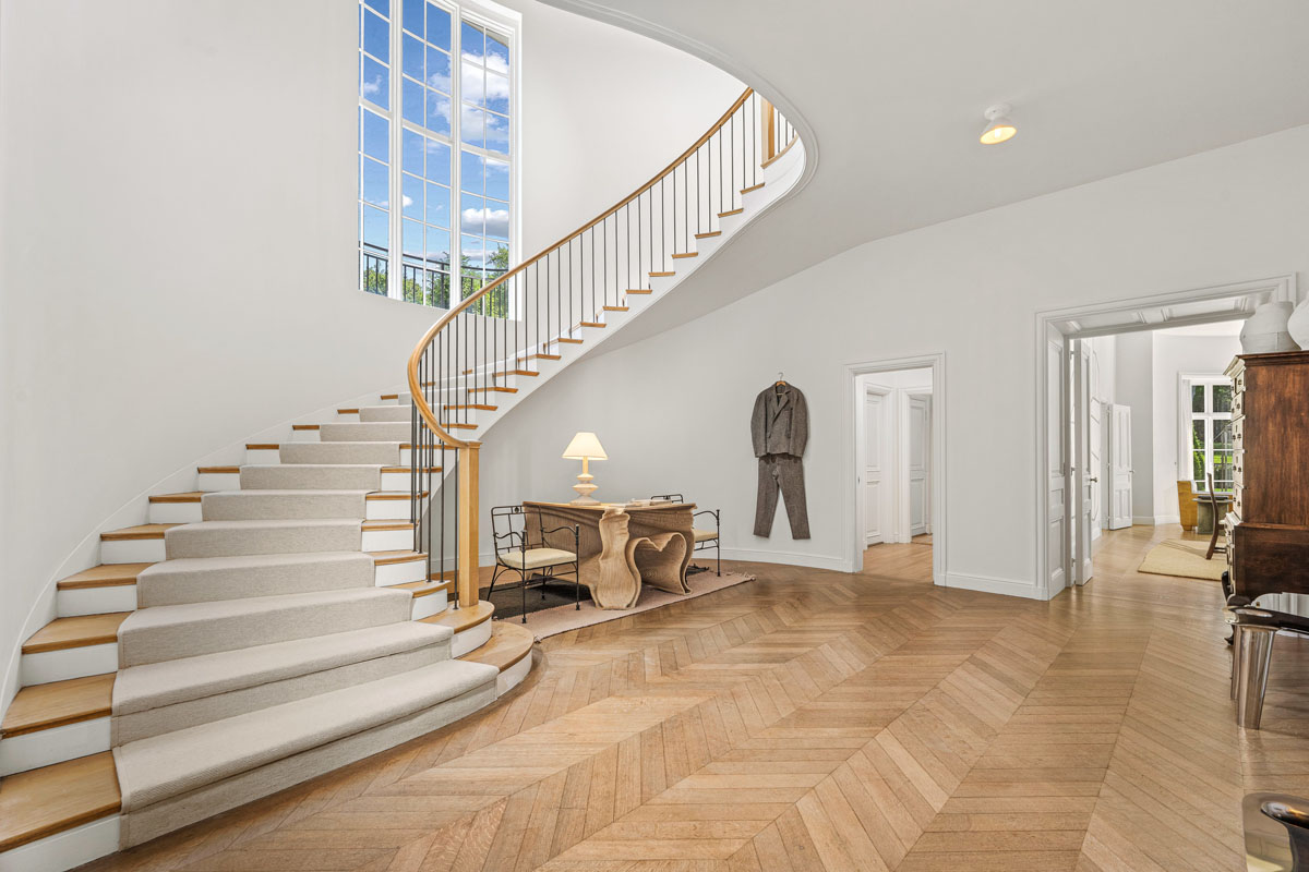 Modern Grand Curve Staircase