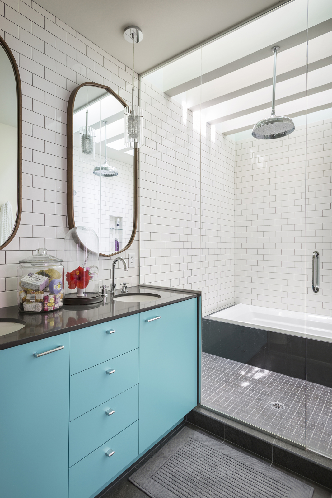 Shower Enclosure with Bath Tub