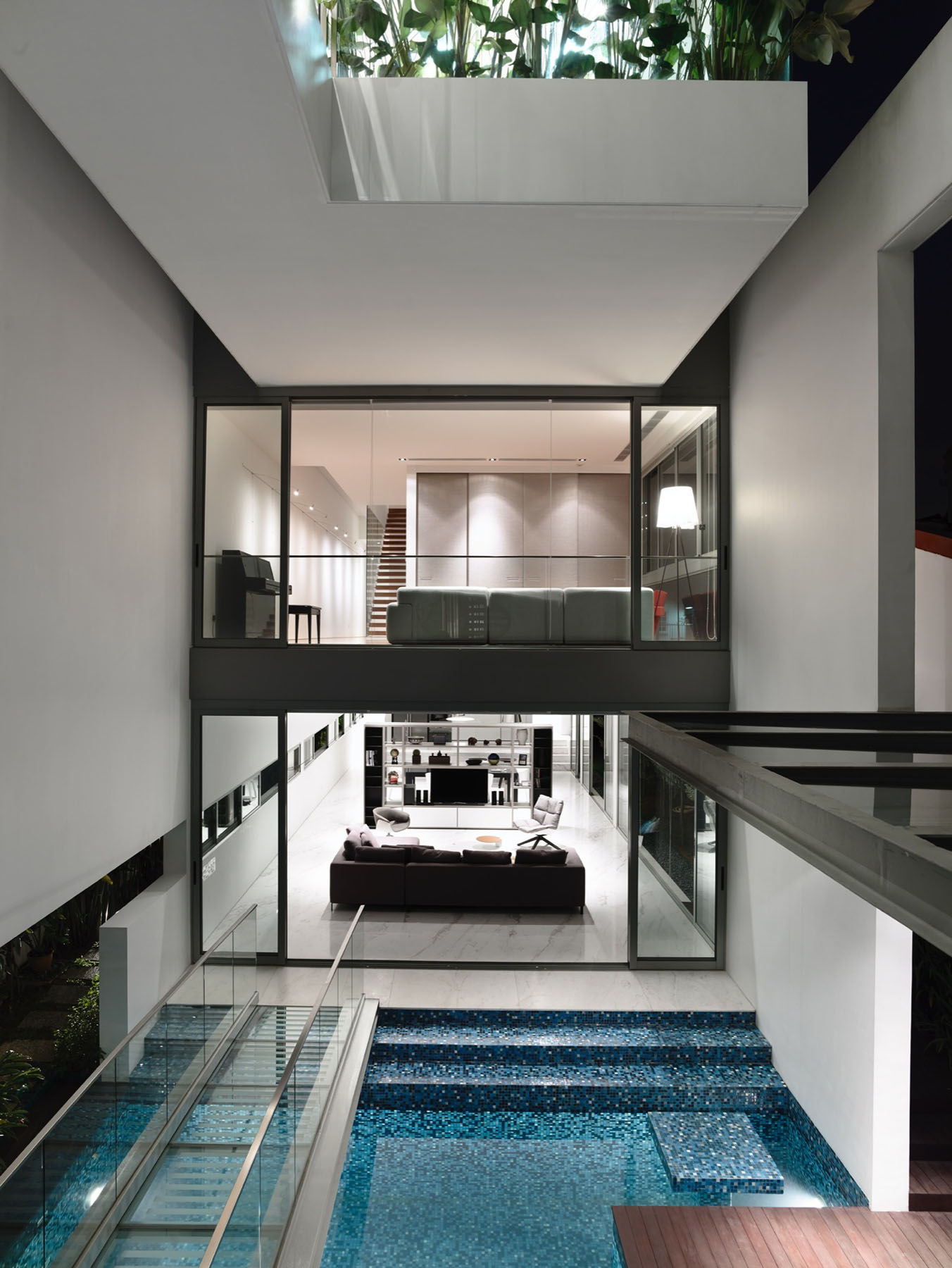 Sleek Modern Home In Singapore With Glass Bridge Over Pool Sleek Modern Home In Singapore With Glass Bridge Over Pool