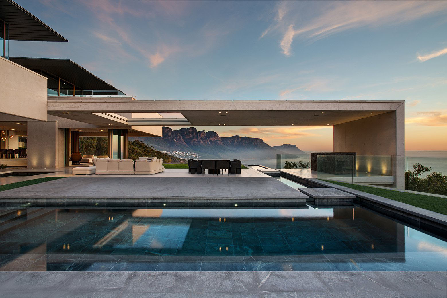 Luxury Modern Ocean View house With Swimming Pool and View of the Twelve Apostles