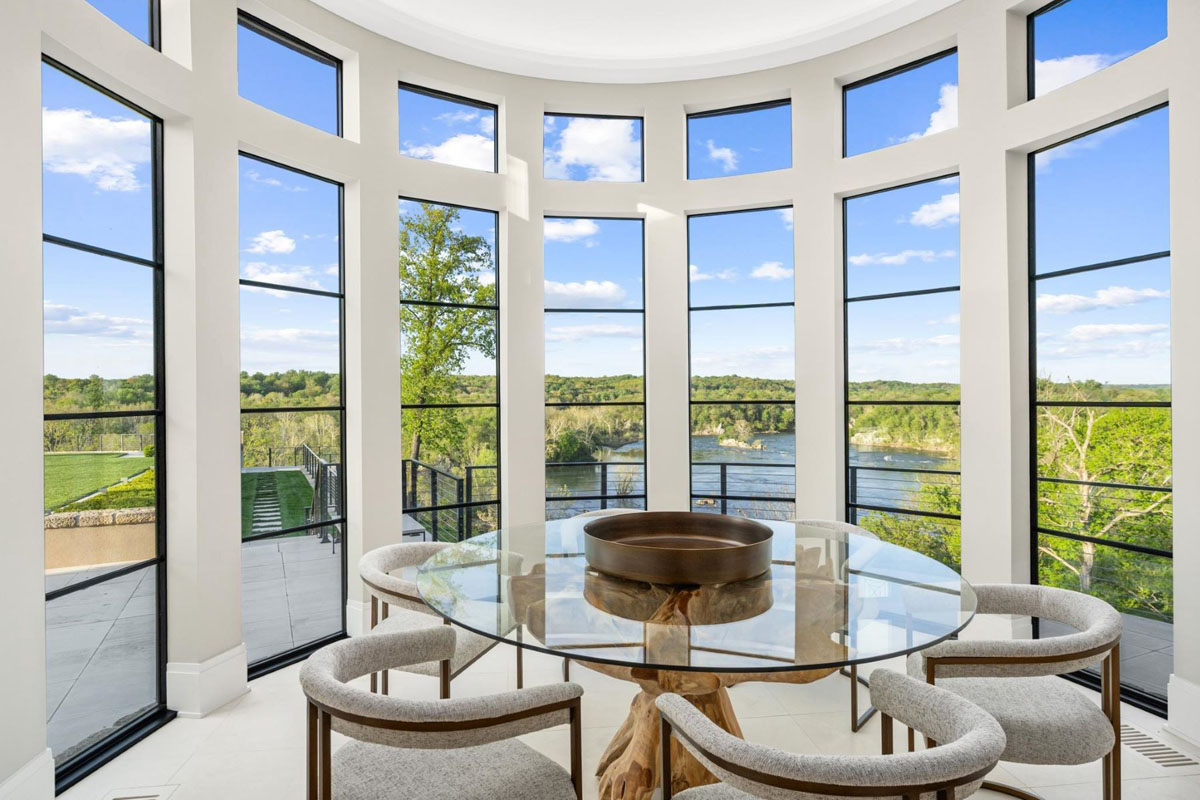 Round Breakfast Room with View