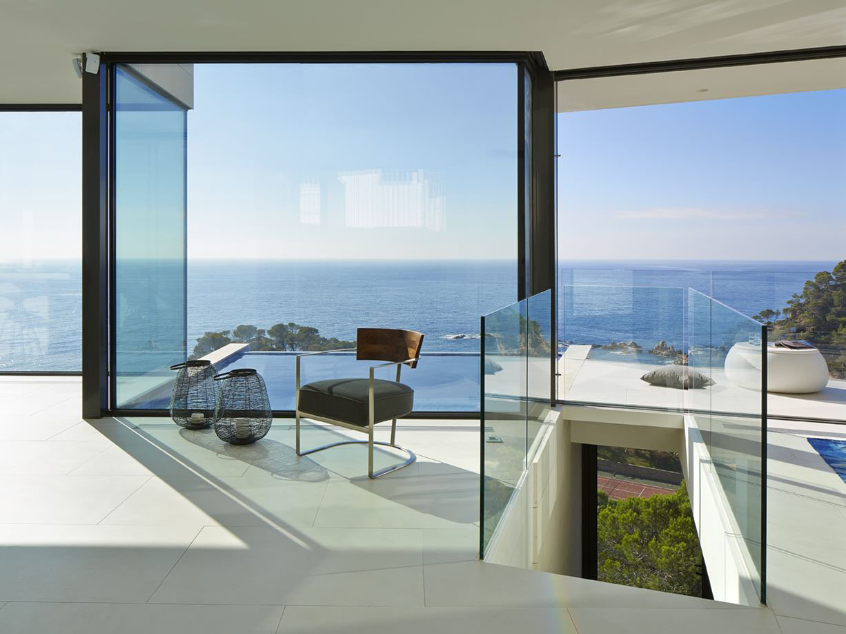Energy Efficient Modern Oceanfront House