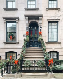 New York City Townhouses Exterior Christmas Decorations | iDesignArch ...