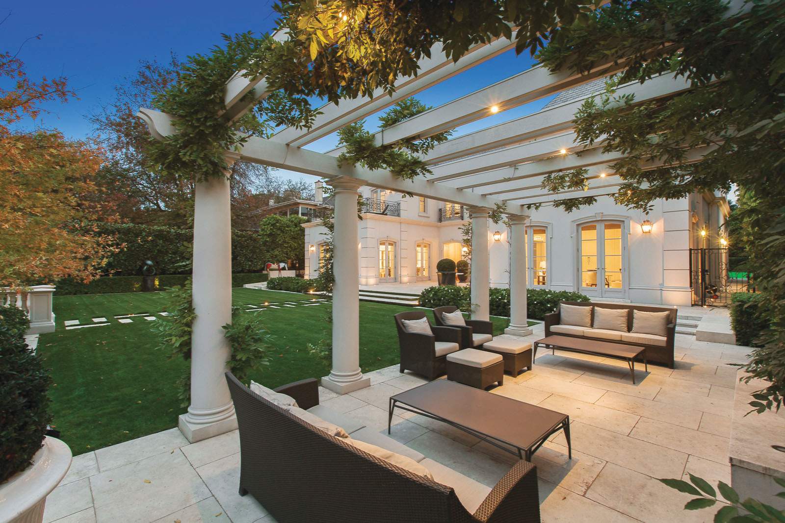 Elegant Al Fresco Dining Terrace