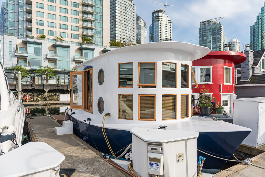 Modern Houseboat Living