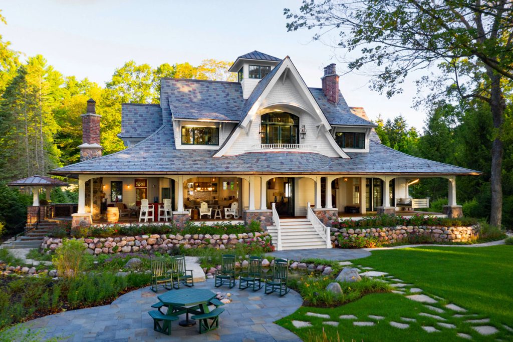 Luxury Lakeside Family Cottage on Geneva Lake