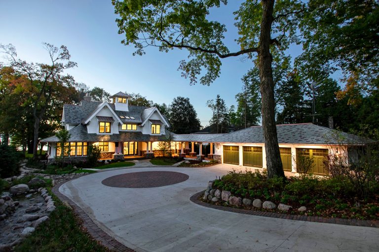 Luxury Lakeside Family Cottage on Geneva Lake