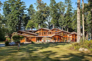 Elegant West Coast Modern Timber Frame House