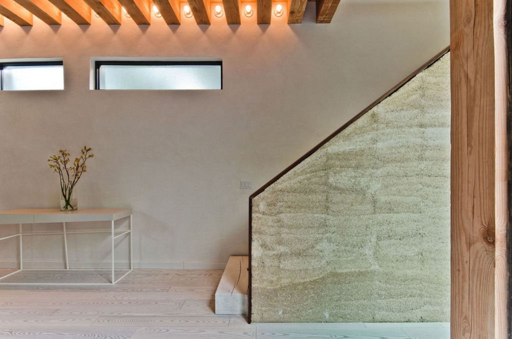 Ecological House In Montreal With Contemporary Exposed Beams