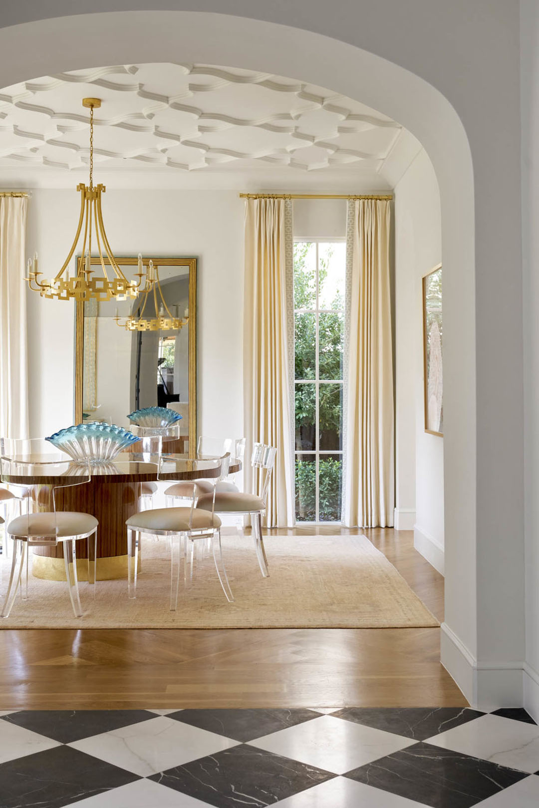 Dining Room with Arabesque-inspired pattern Plaster Ceiling