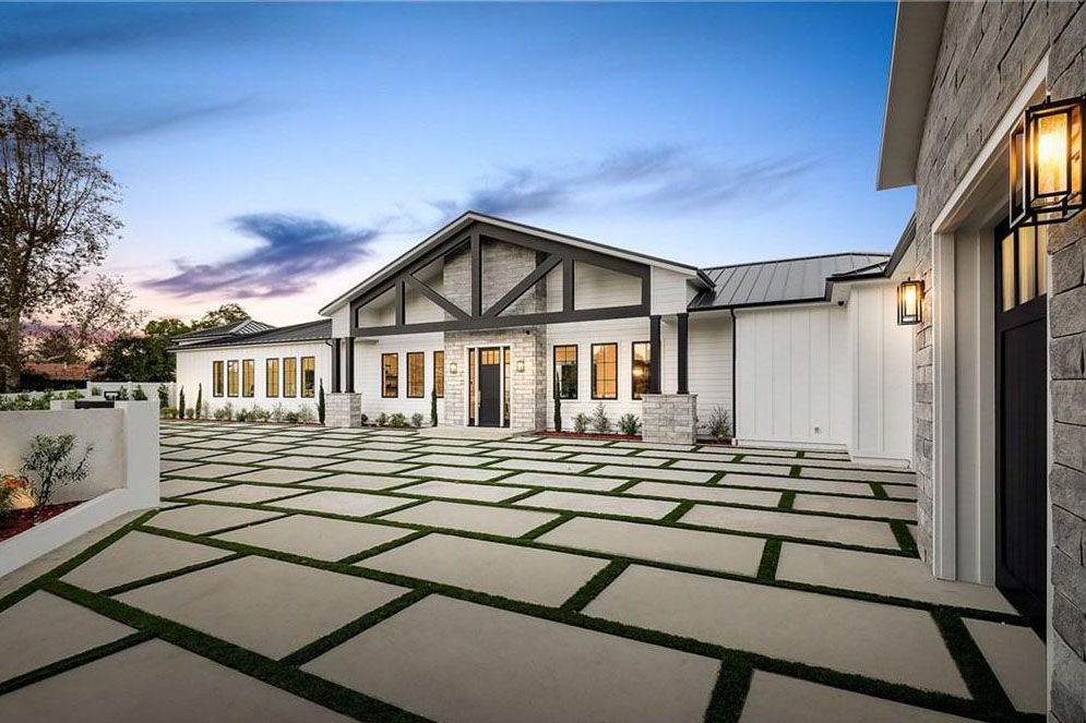Newly Constructed Luxury Modern Farmhouse Style Estate in Newly Constructed Luxury Modern Farmhouse Style Estate in