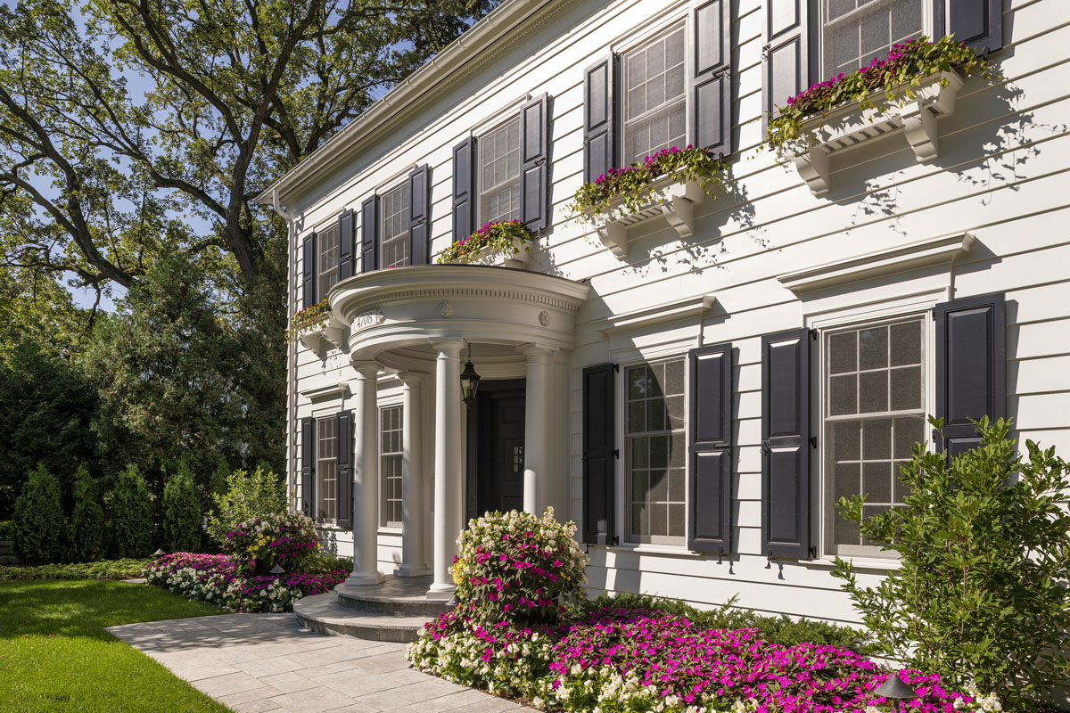 Classical Round Portico with Doric Columns