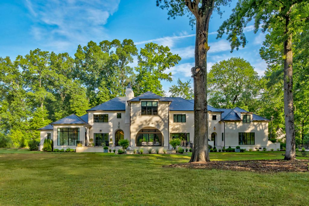 Rustic Contemporary Home with Transitional Architectural Style