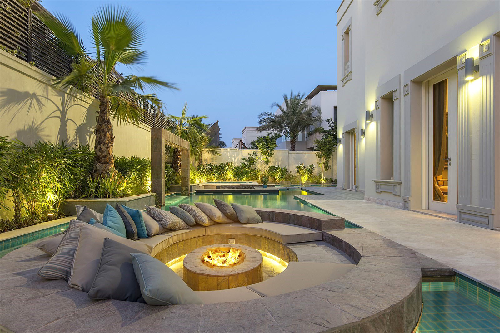 Emirates Hills Luxury Villa In Dubai