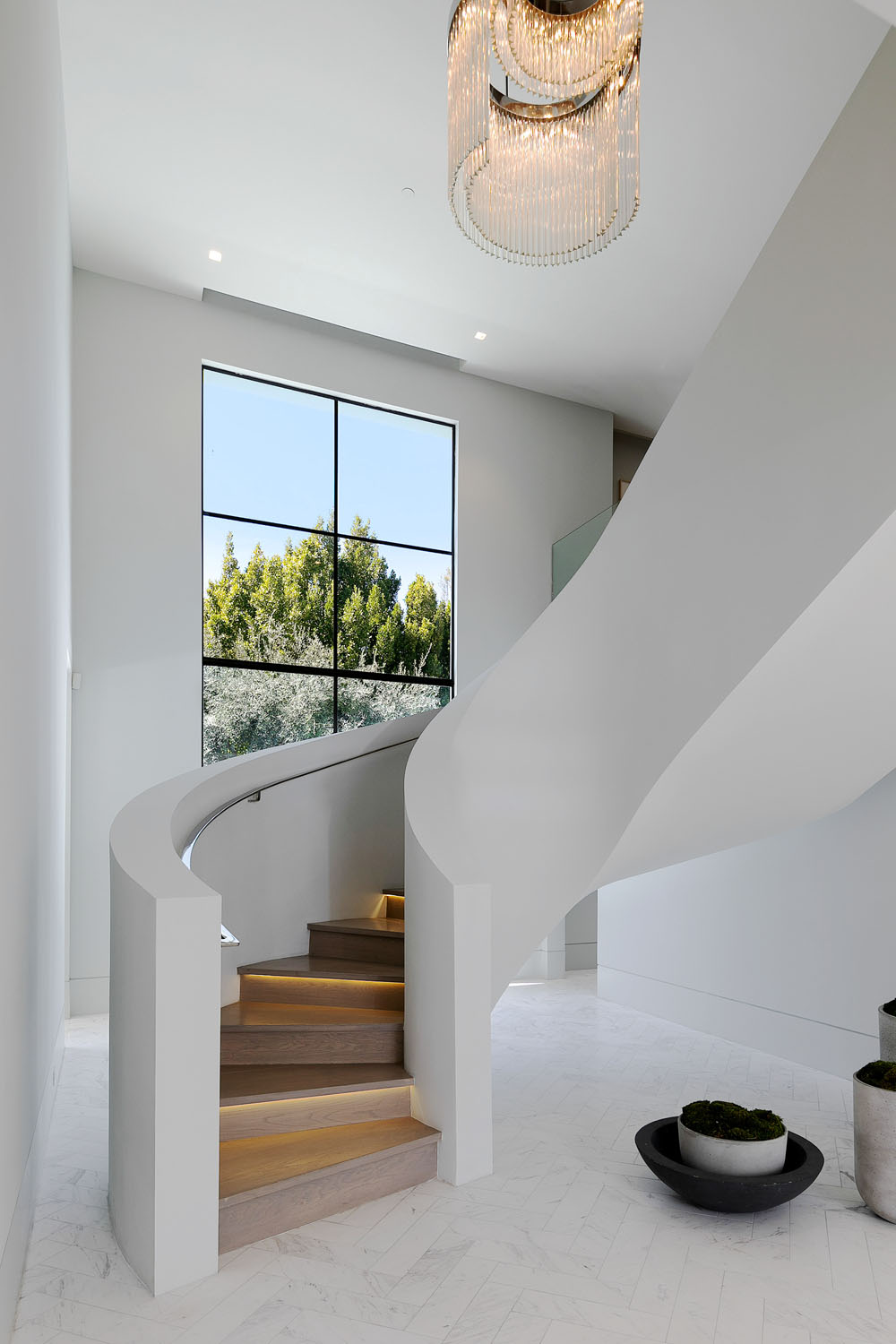 Elegant Modern Sculptural Staircase