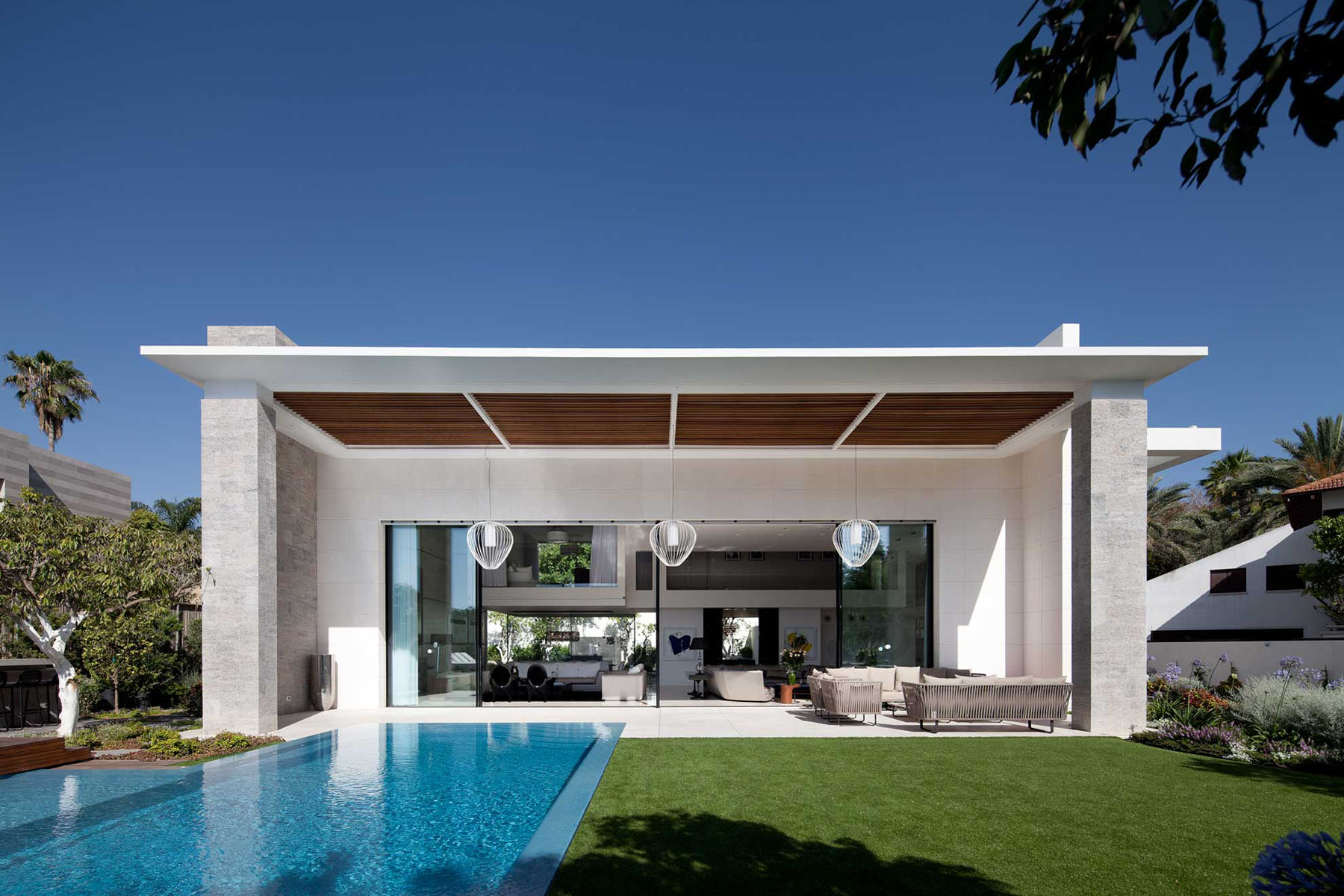 Modern Cube House In Israel Offers The Ultimate In Refined Luxury modern-cube-house-in-israel-offers-the-ultimate-in-refined-luxury