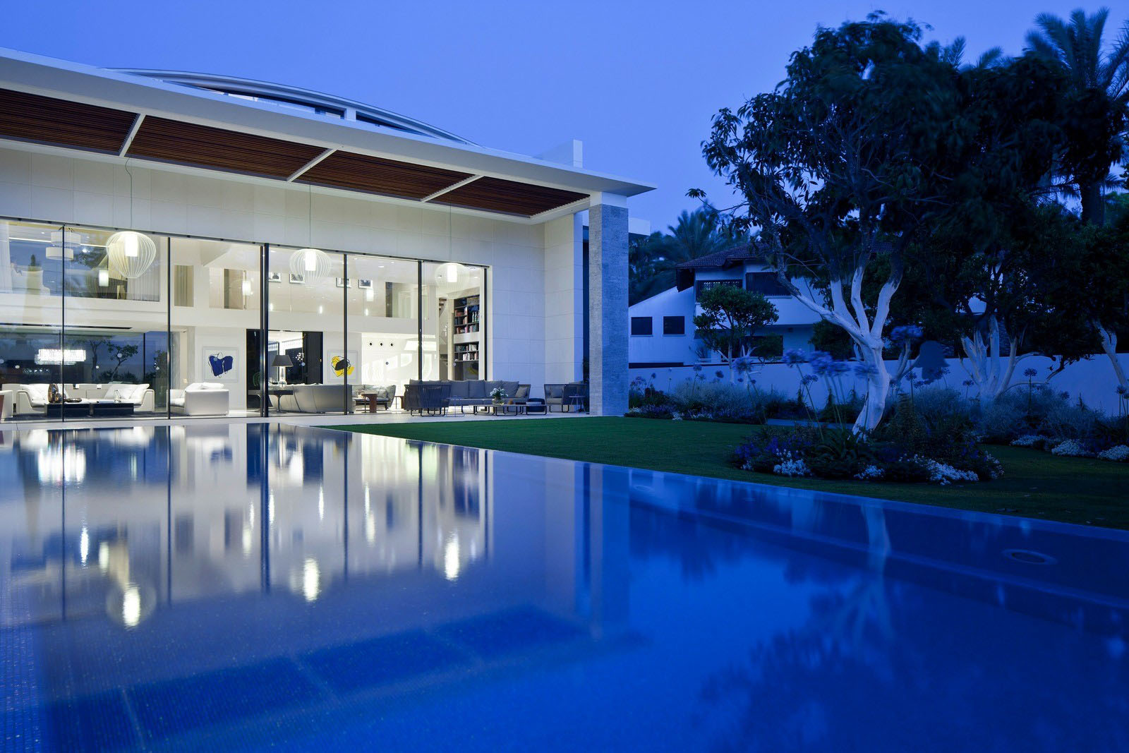Modern Cube House In Israel Offers The Ultimate In Refined Luxury