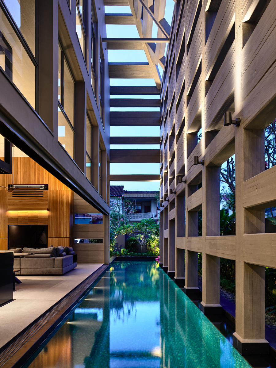 Indoor Outdoor Courtyard Swimming Pool Runs Deep Into A Modern House Idesignarch Interior Design Architecture Interior Decorating Emagazine