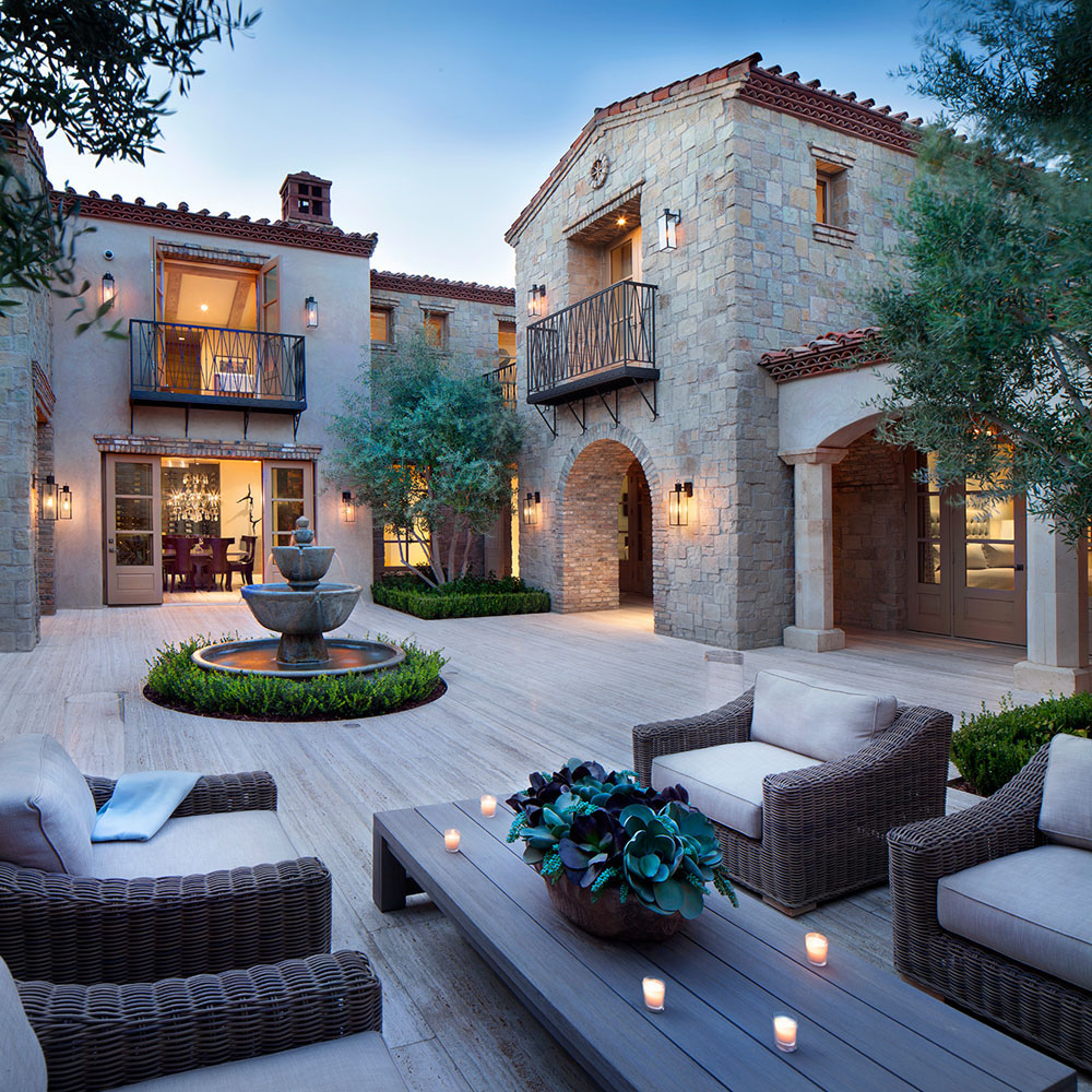 Intimate Italian Style House Courtyard