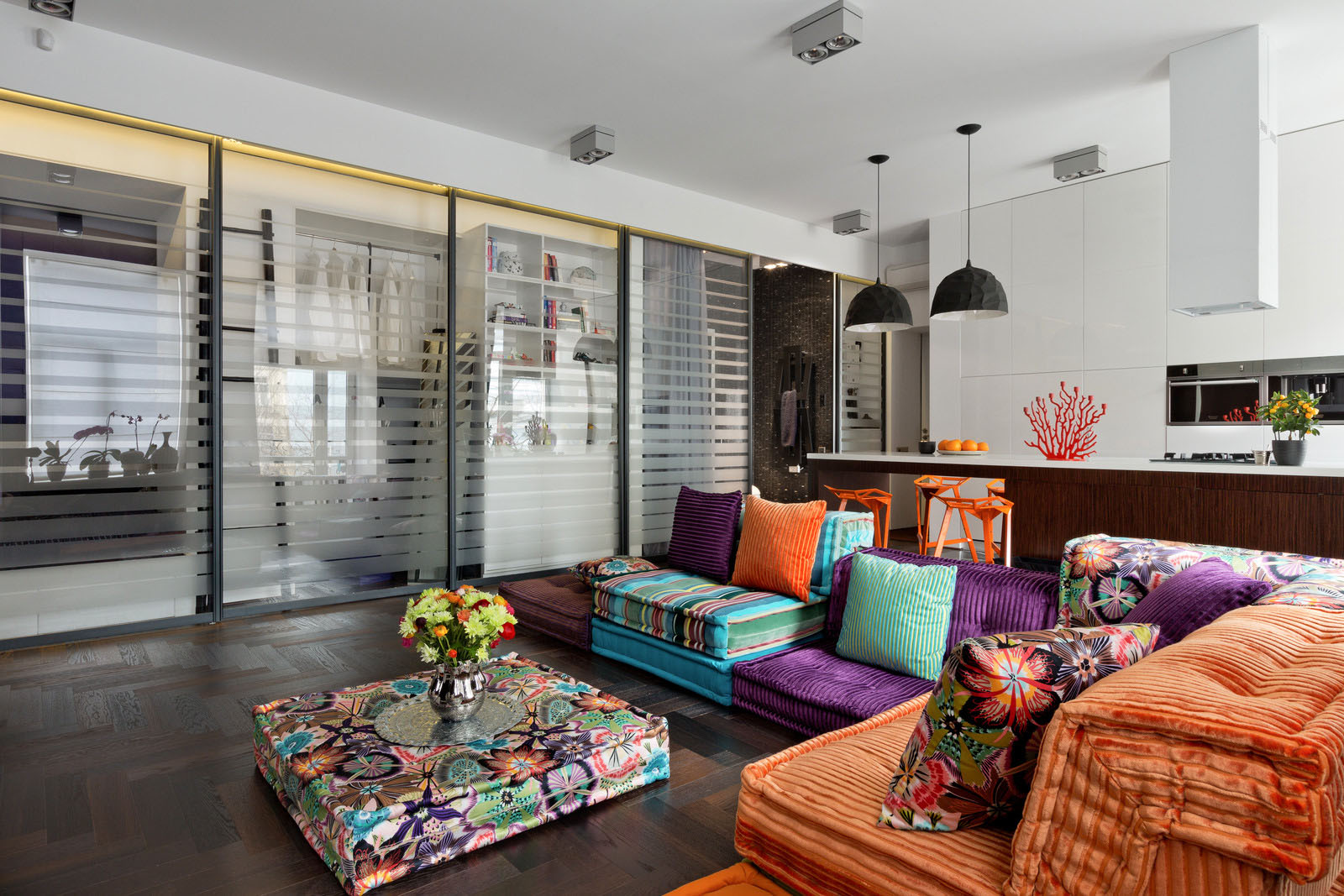  Modern Apartment with Colorful Decor