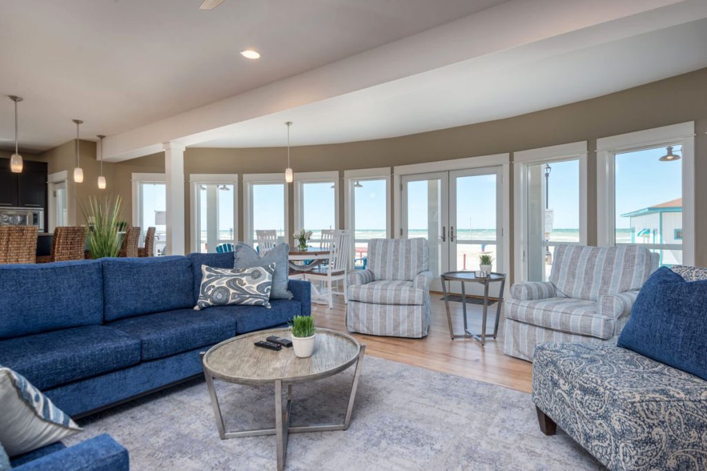 Beautiful Glass Beach Cottage Overlooking Lake Michigan