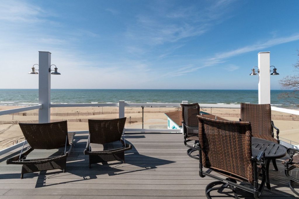 Beautiful Glass Beach Cottage Overlooking Lake Michigan