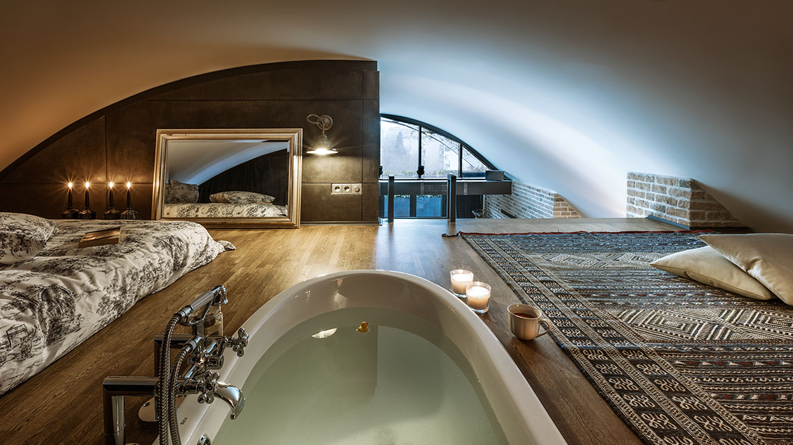 Sleeping Loft with Bathtub