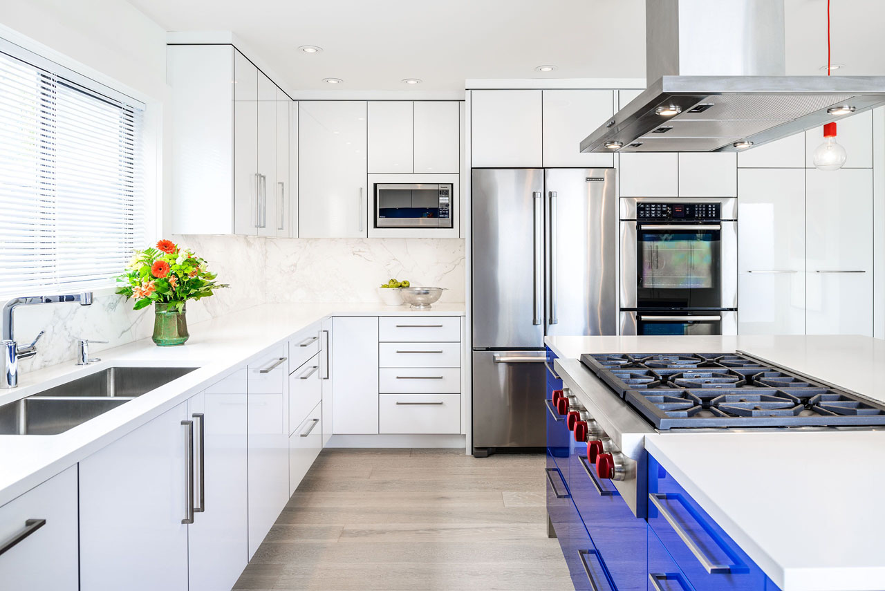 Featured image of post Custom Luxury Modern Kitchen Designs / The gold bar stools and pendant lights in this kitchen also match with the floor treatment, creating one cohesive look of luxury.