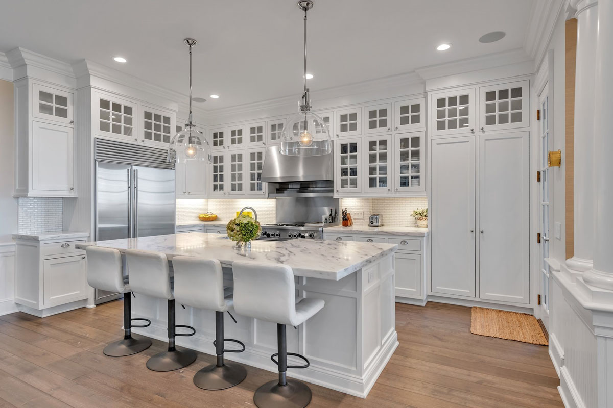 Timeless Modern Kitchen with White Cabinets