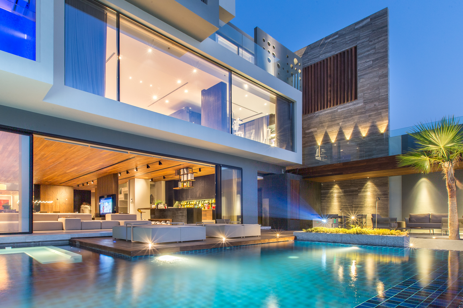 Modern Luxury Home with Oceanfront Swimming Pool