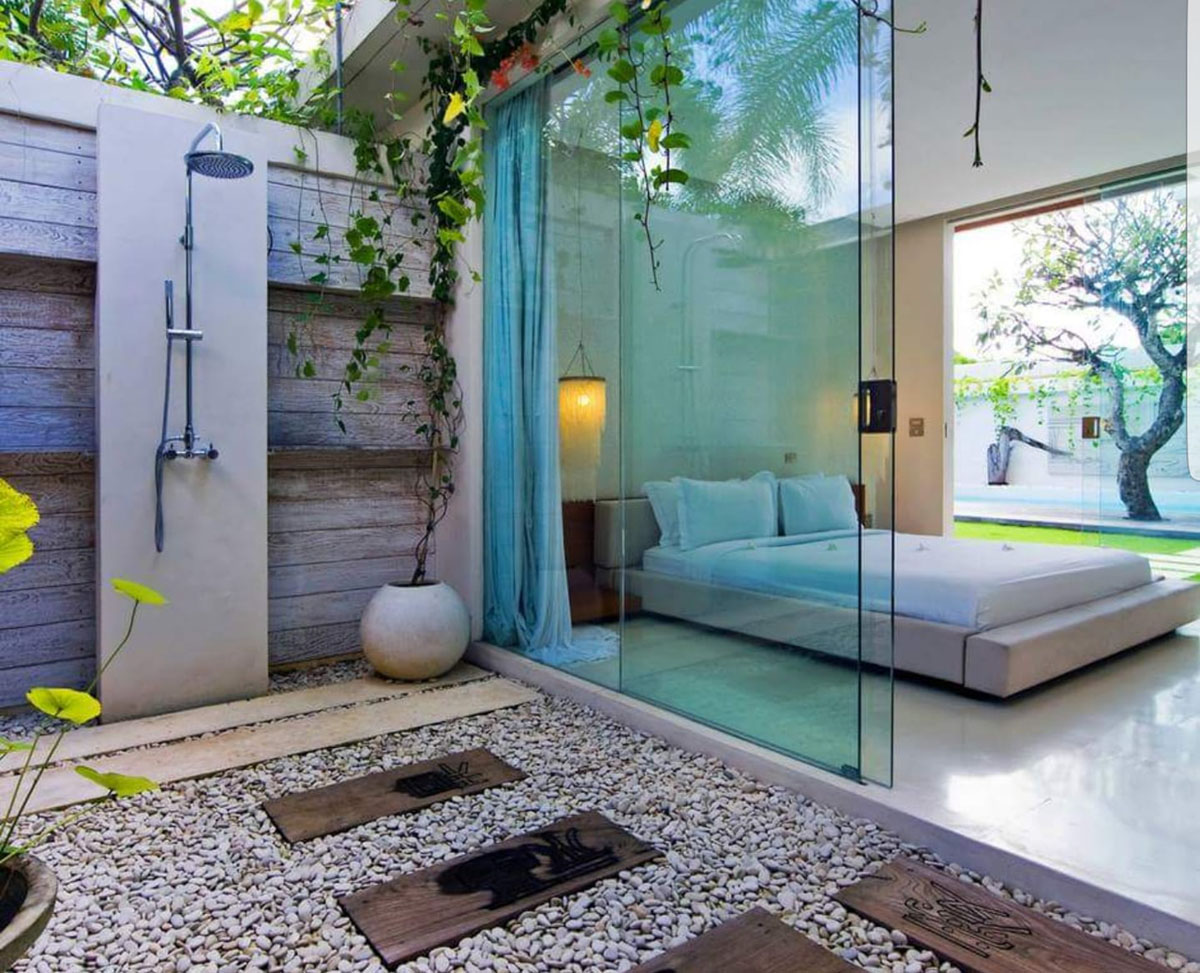 Modern-Romantic-Balinese-Outdoor-Showers-Chandra-Villa-Bali_1.