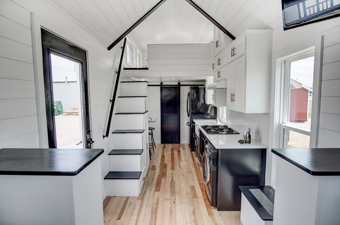 Beautifully Designed Tiny House with Luxury Kitchen and Beautifully Designed Tiny House with Luxury Kitchen and