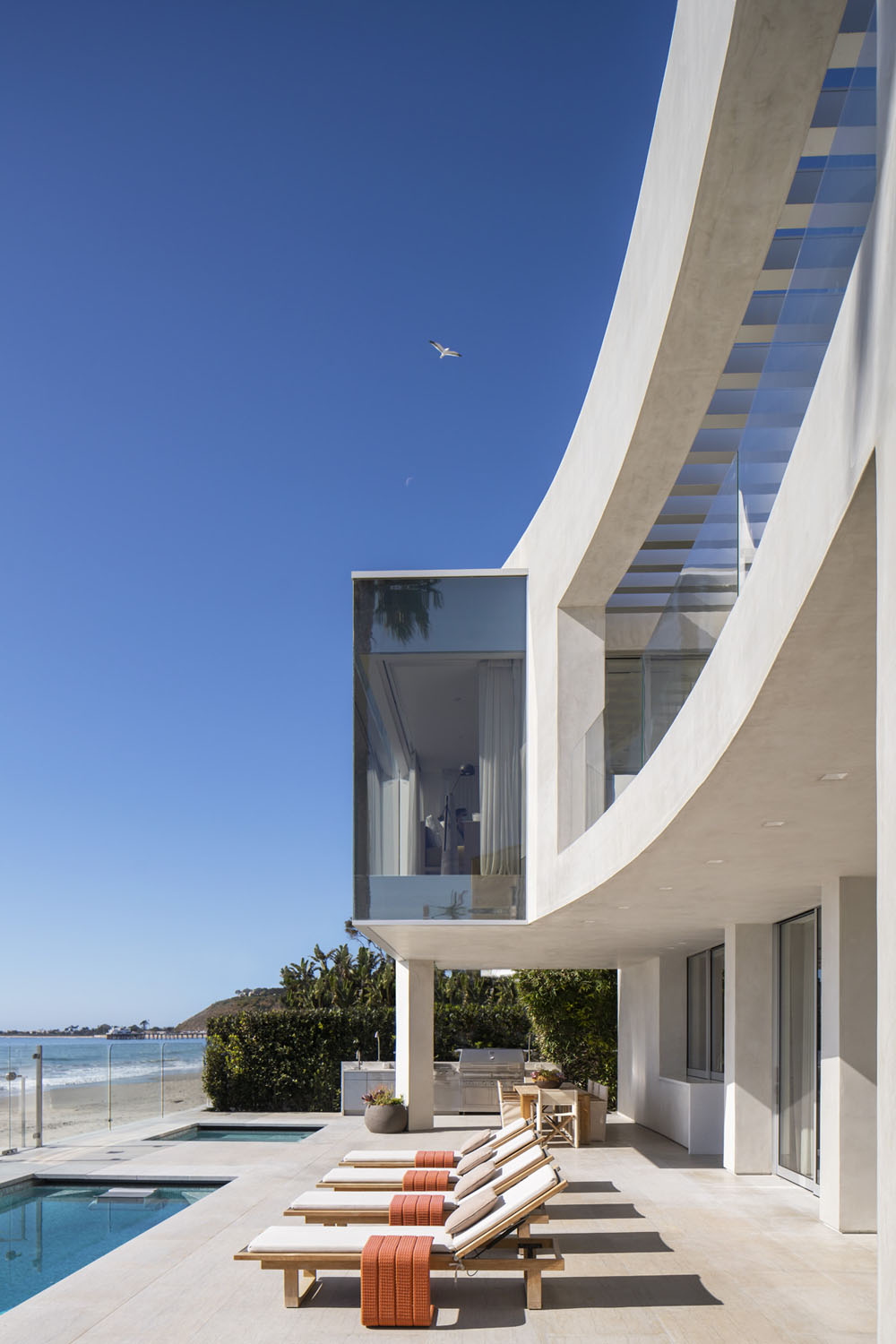 Modernist Beach House in Malibu with Dramatic Architecture