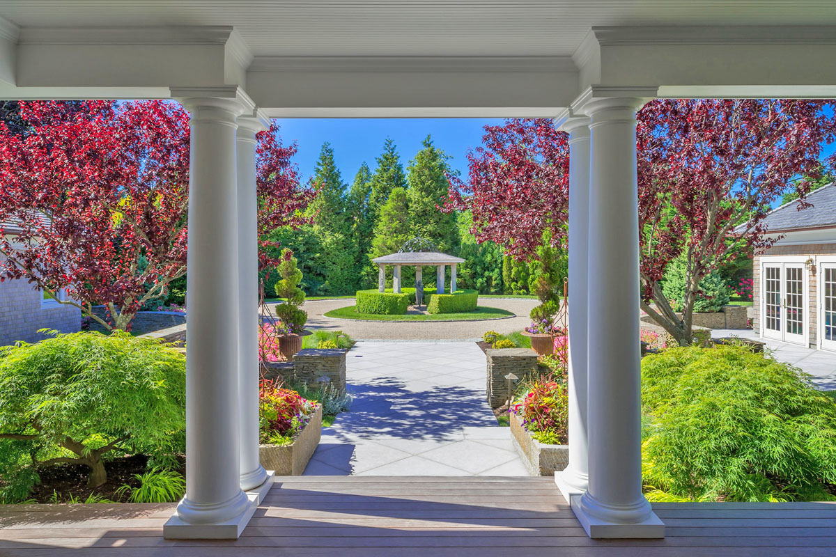 Front Entryway with Columns