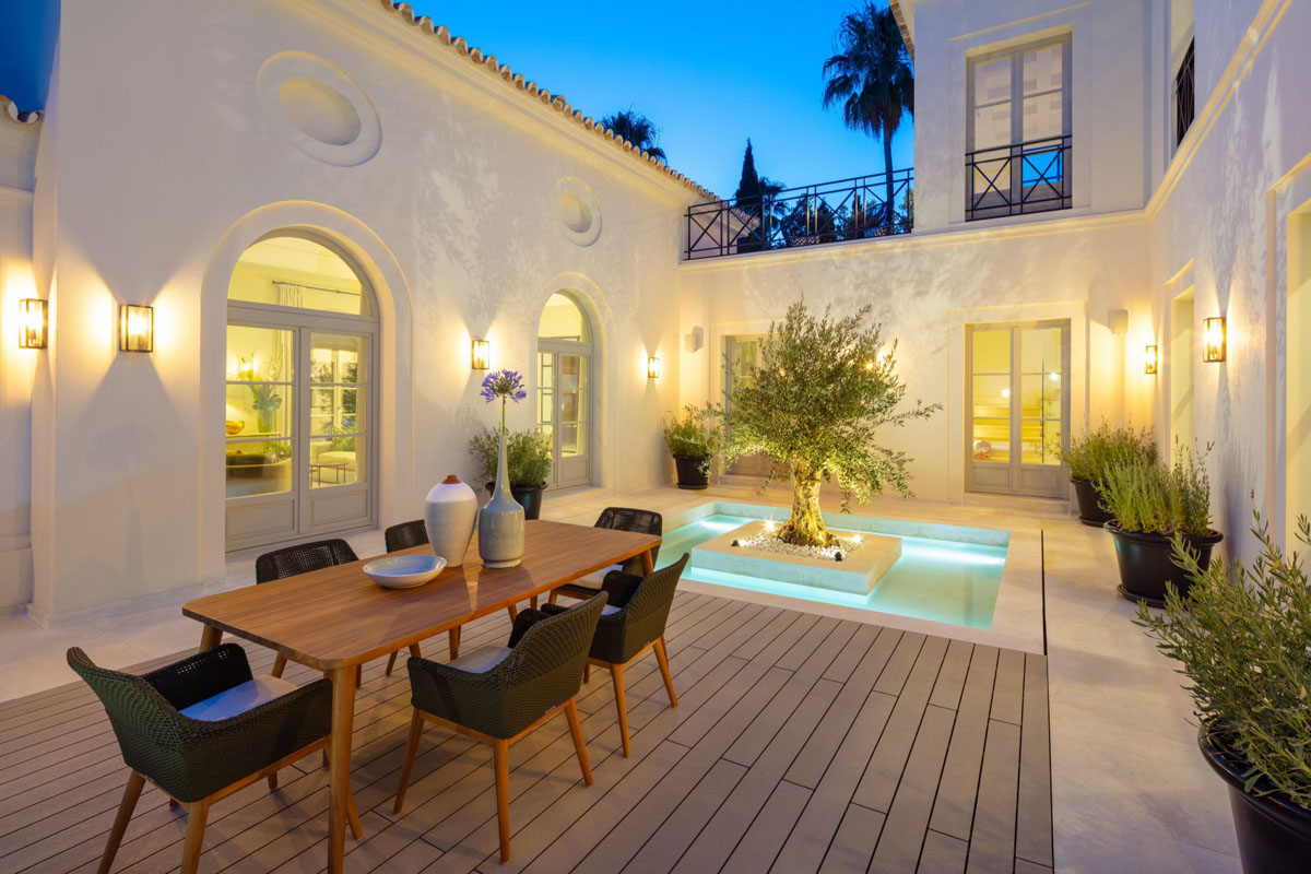 Elegant Cozy Courtyard Patio