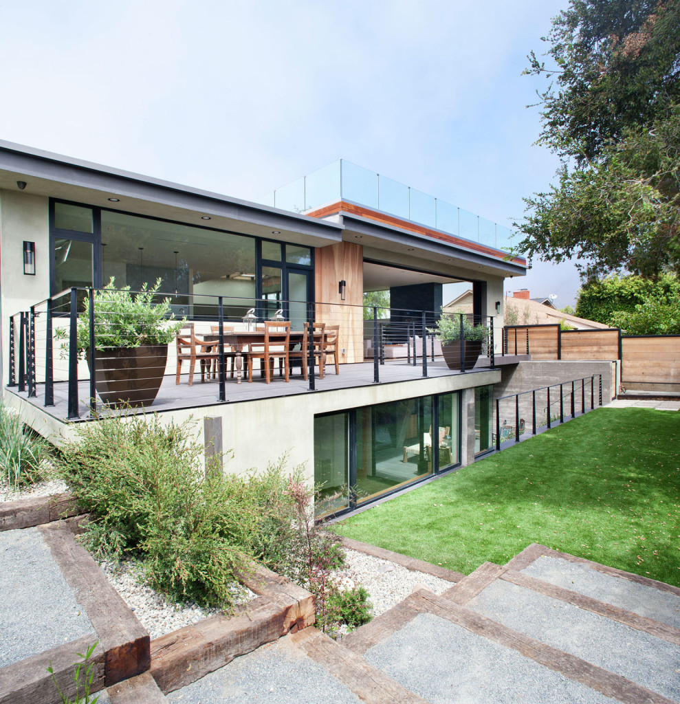 Contemporary Pacific Palisades House Integrates Between Architecture
