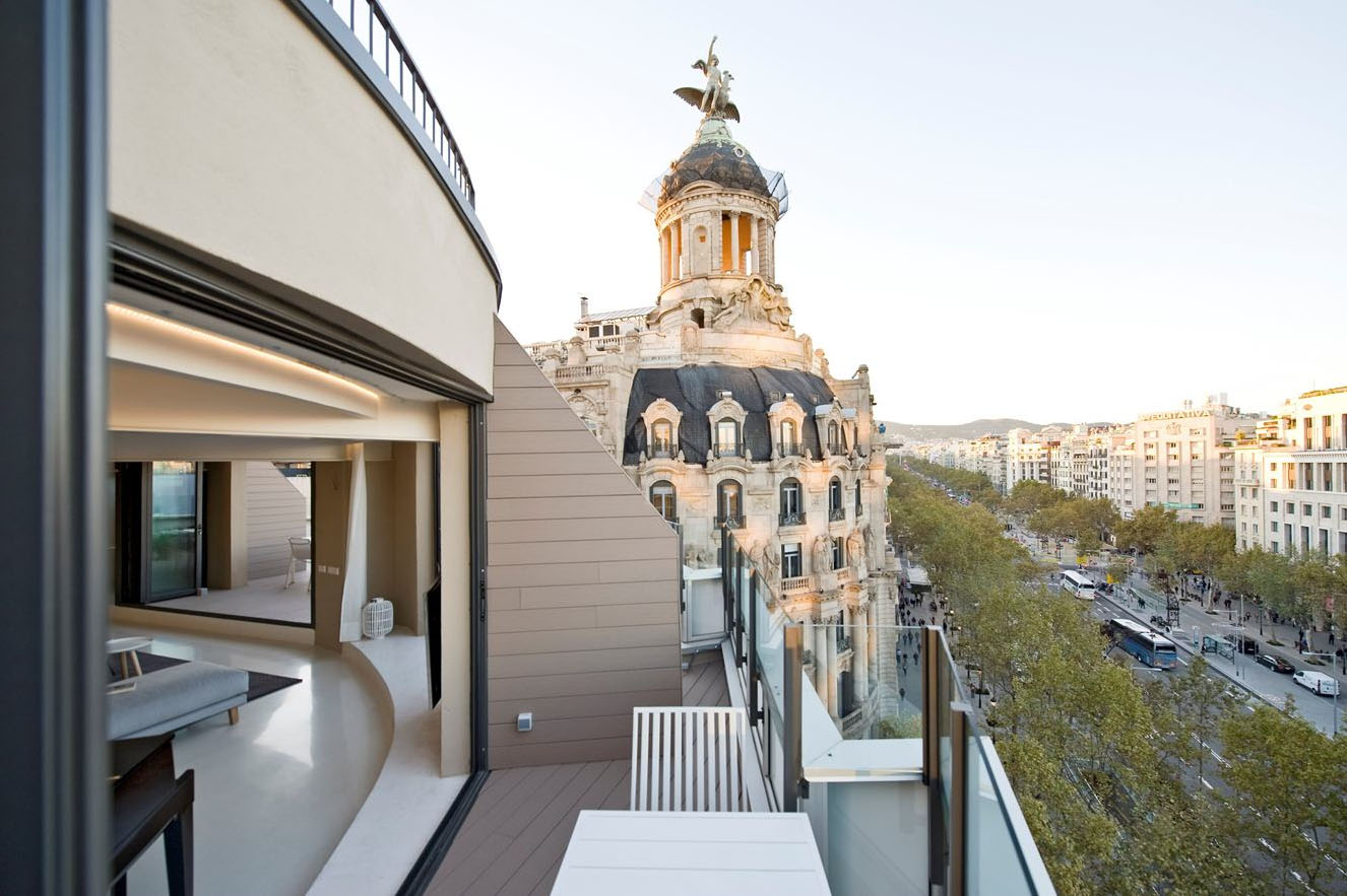 Paseo de Gracia Penthouse Apartment With Balcony View