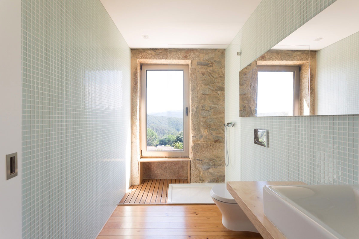 Modern Bathroom with Stone Wall