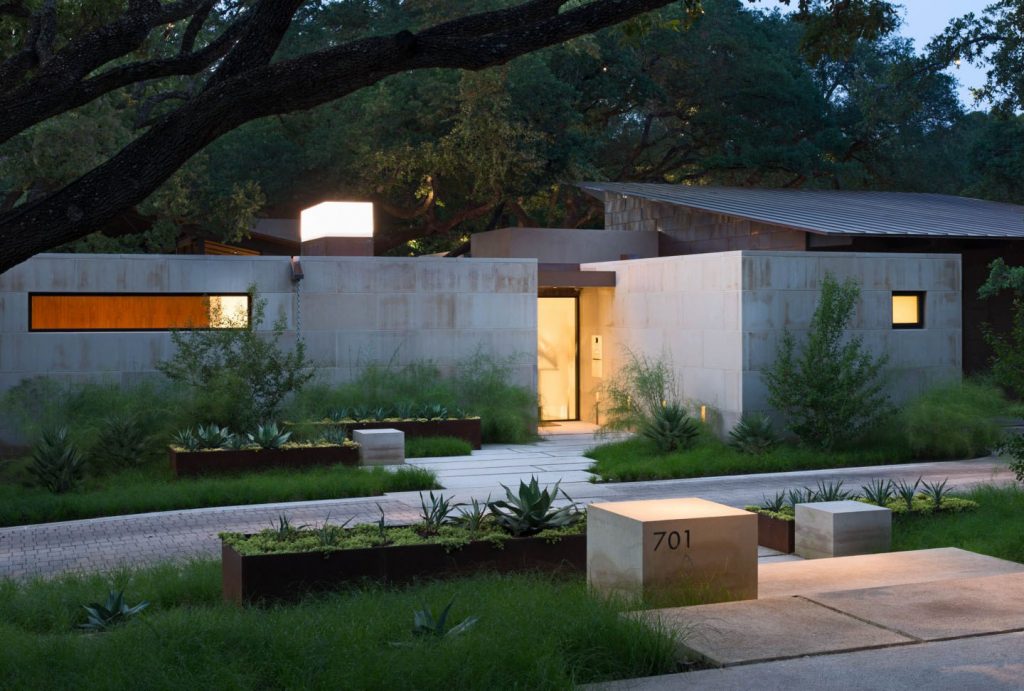 Modern Retreat Across a Ravine Built Between Heritage Oak Trees