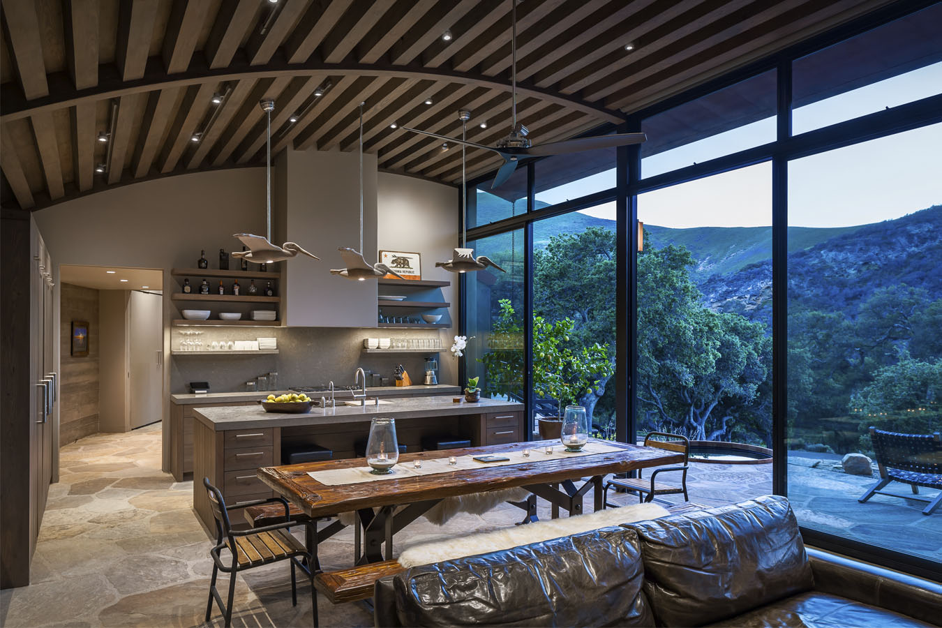 Rustic Modern Country House in Santa Barbara with Curved Rustic Modern Country House in Santa Barbara with Curved