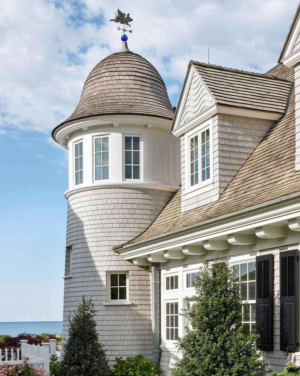 Guesthouse with a Round Lighthouse Tower Design