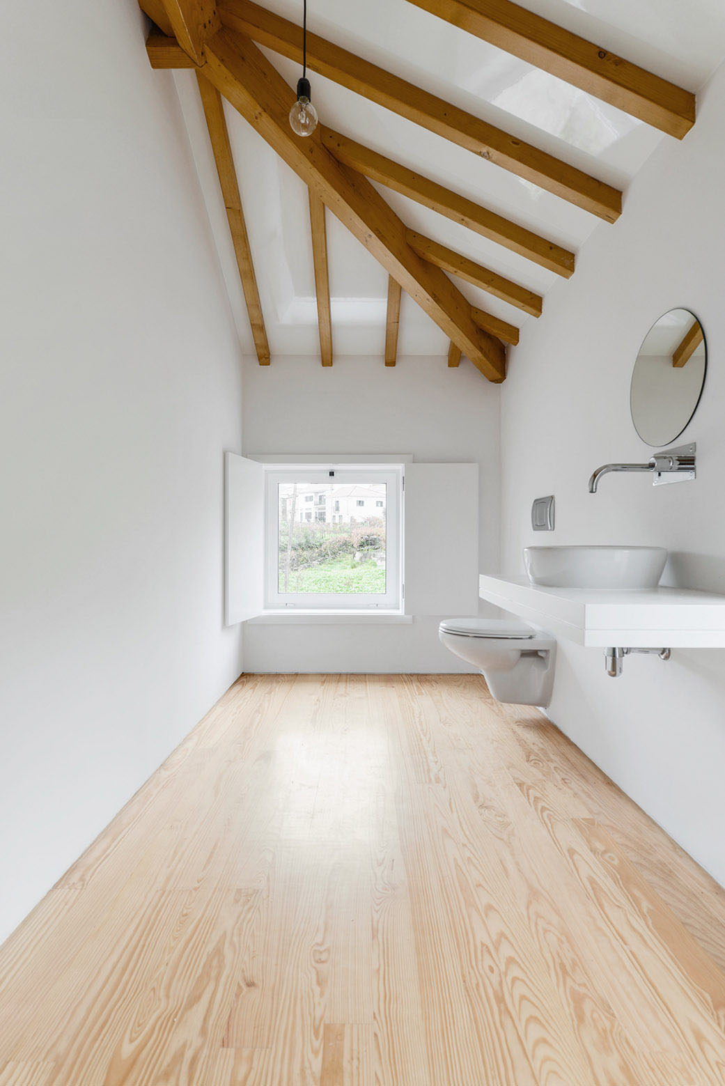 Minimalist Bathroom with Wood Beams and Natural Wood Floor