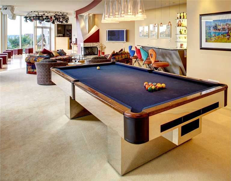 Entertainment Area with Pool Table