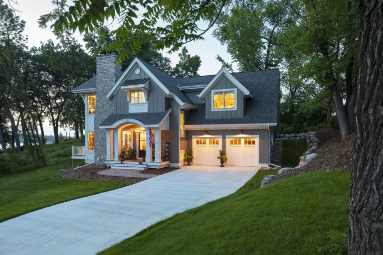 Beautiful Lake Cottage with Smart Design