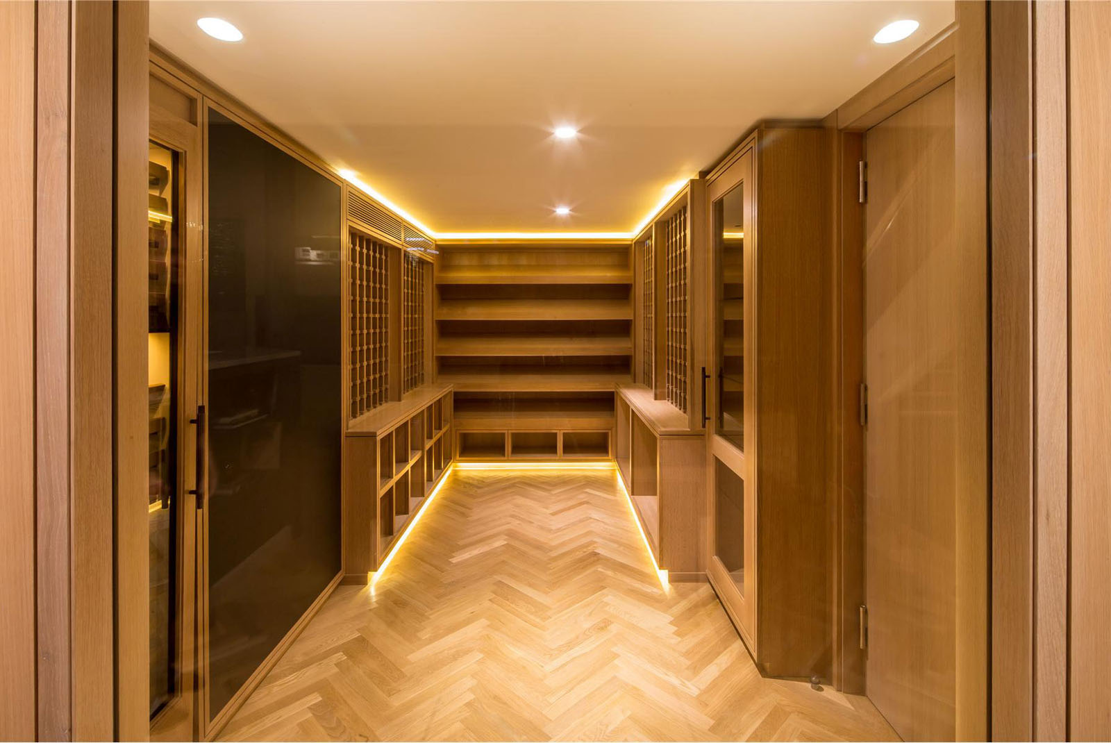 Large Walk-in Closet Dressing Room