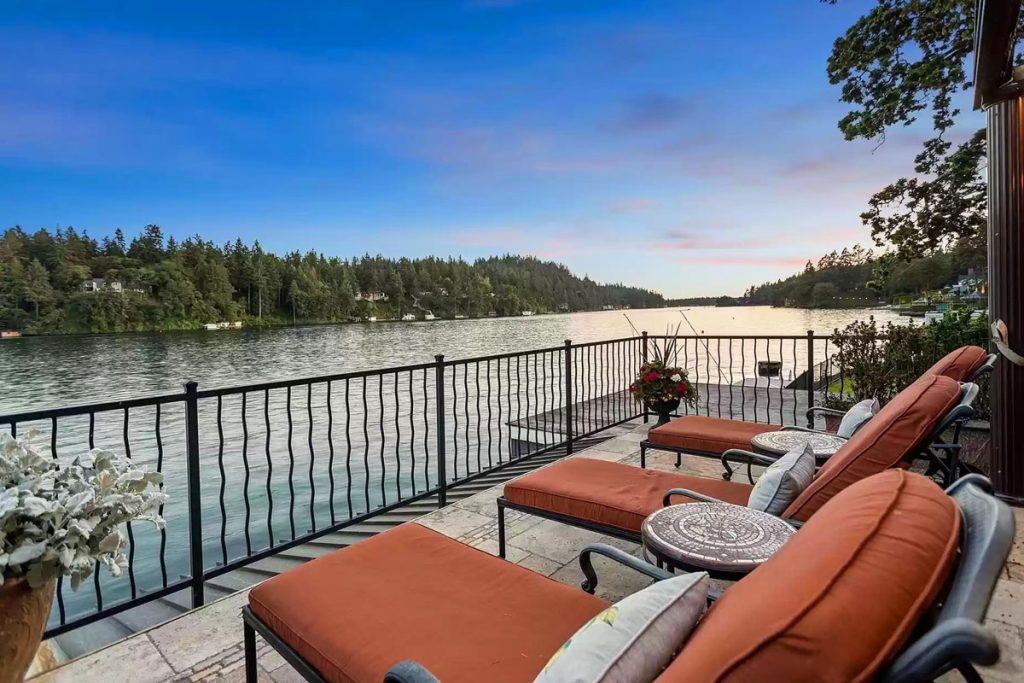 Lushly Landscaped Prime Waterfront Home on Oswego Lake